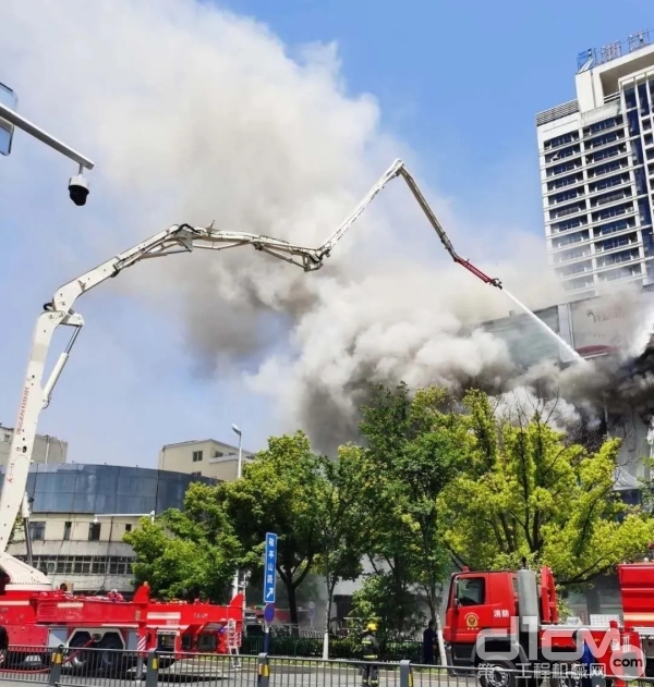 合肥宝业窗帘家纺广场火灾，三一高喷消防车正在进行灭火