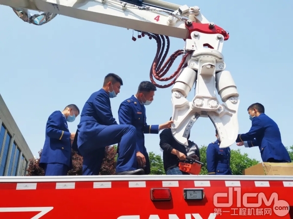 重庆消防救援总队，2台三一23米强力破拆消防车进行了验收和性能测试
